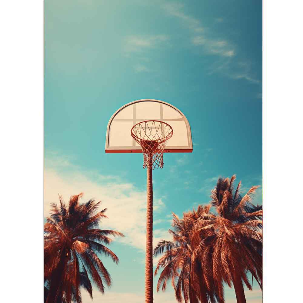 Ein Basketballkorb neben den Palmen