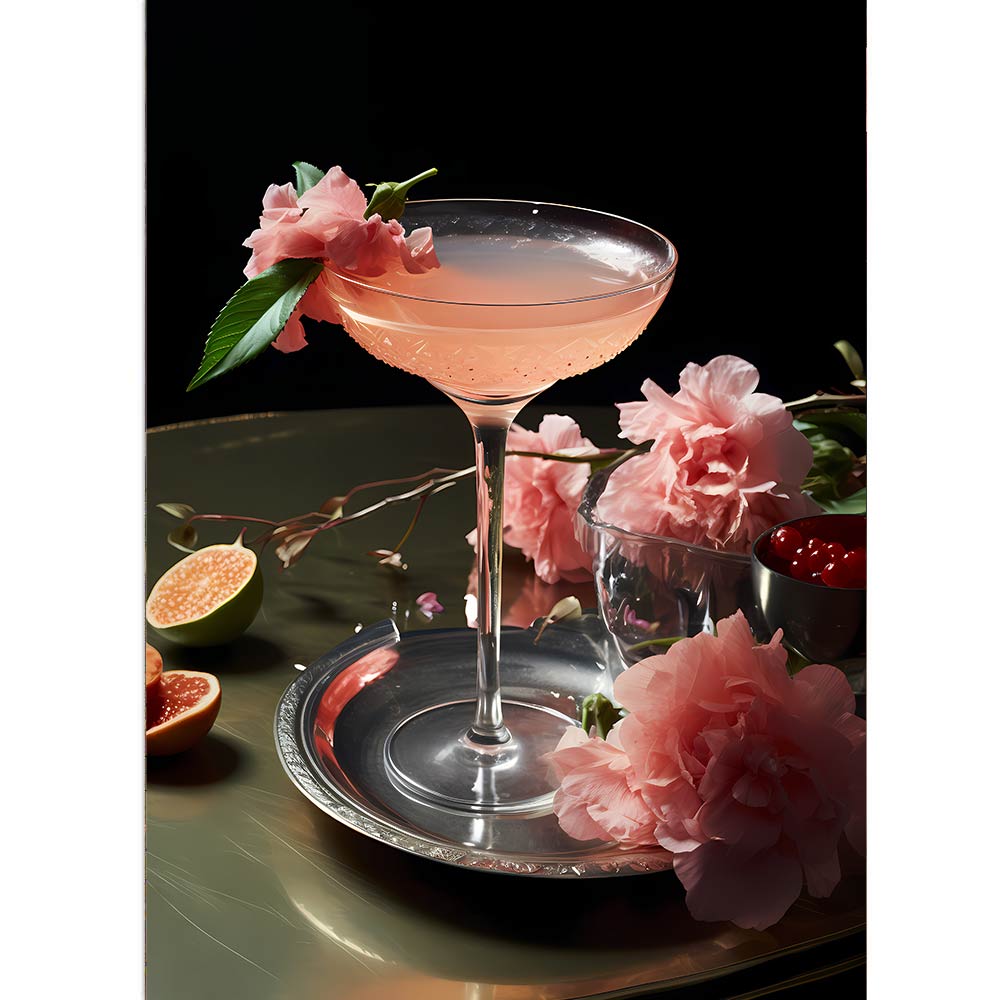 Ein pinker Cocktail auf einer Silbertafel