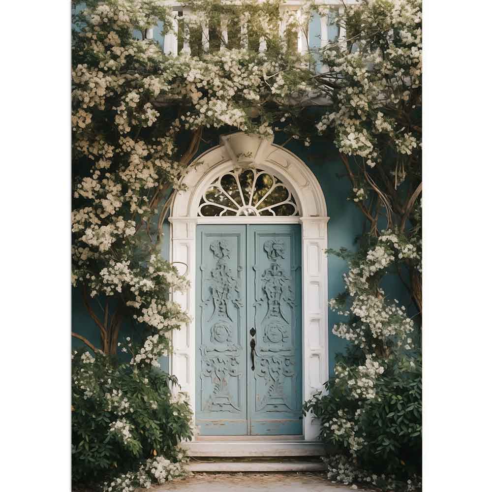 Eine blaue Tür umgeben von weißen Blüten