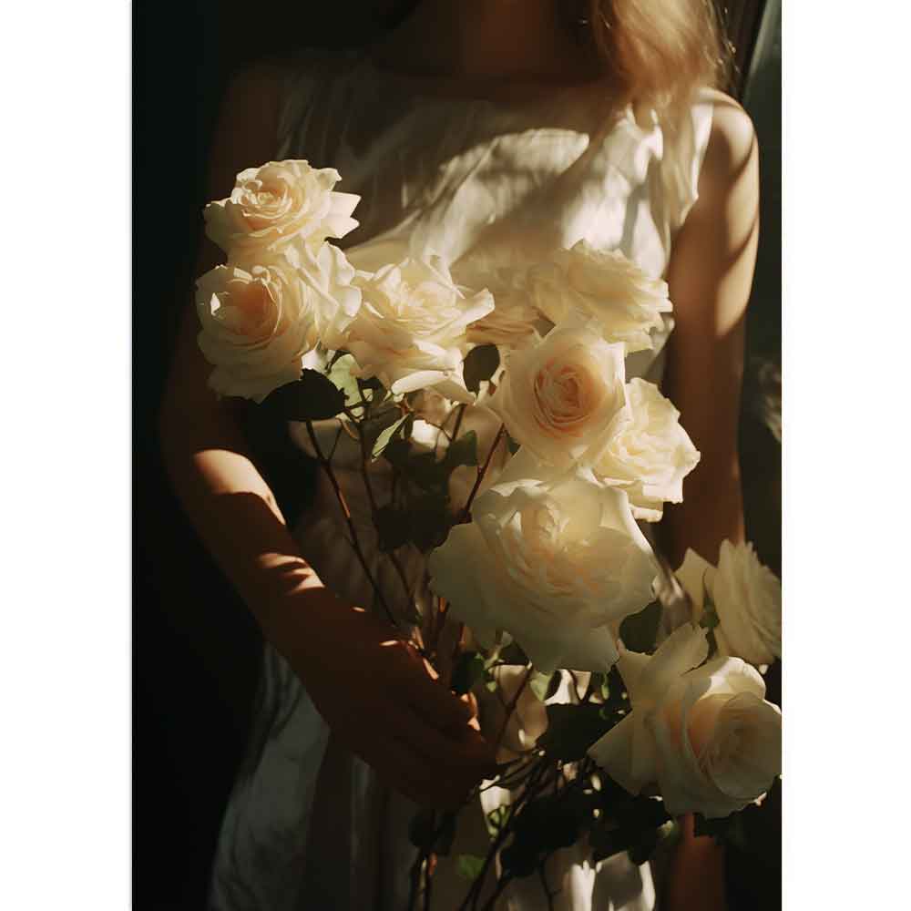 Eine Frau in Weiß, die weiße Rosen hält