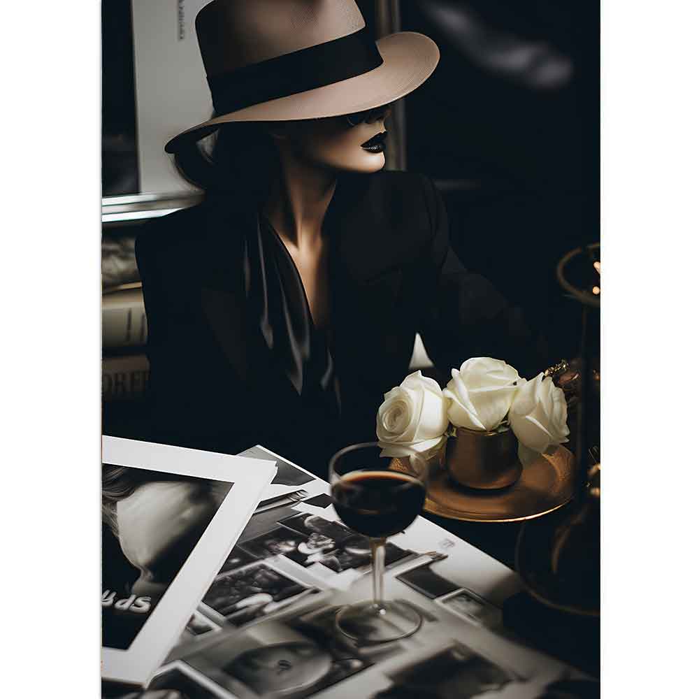 Eine elegante schwarz gekleidete Frau mit einem Hut 
