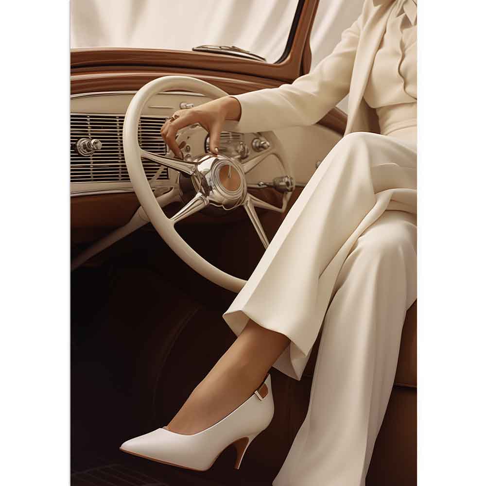 Eine weiß gekleidete Frau in einem Vintage-Auto